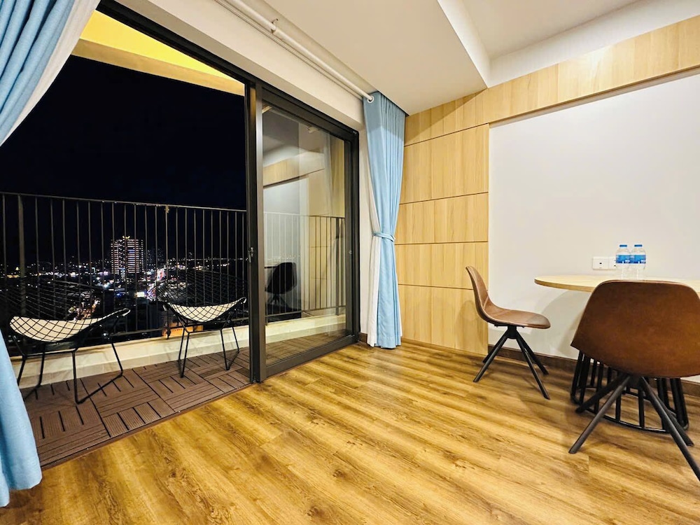 Gold Coast Balcony Serviced Apartment