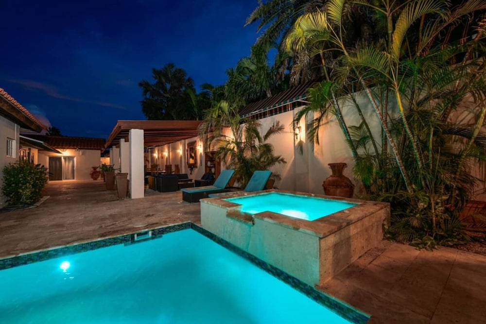 Blue Makini Villa in Noord