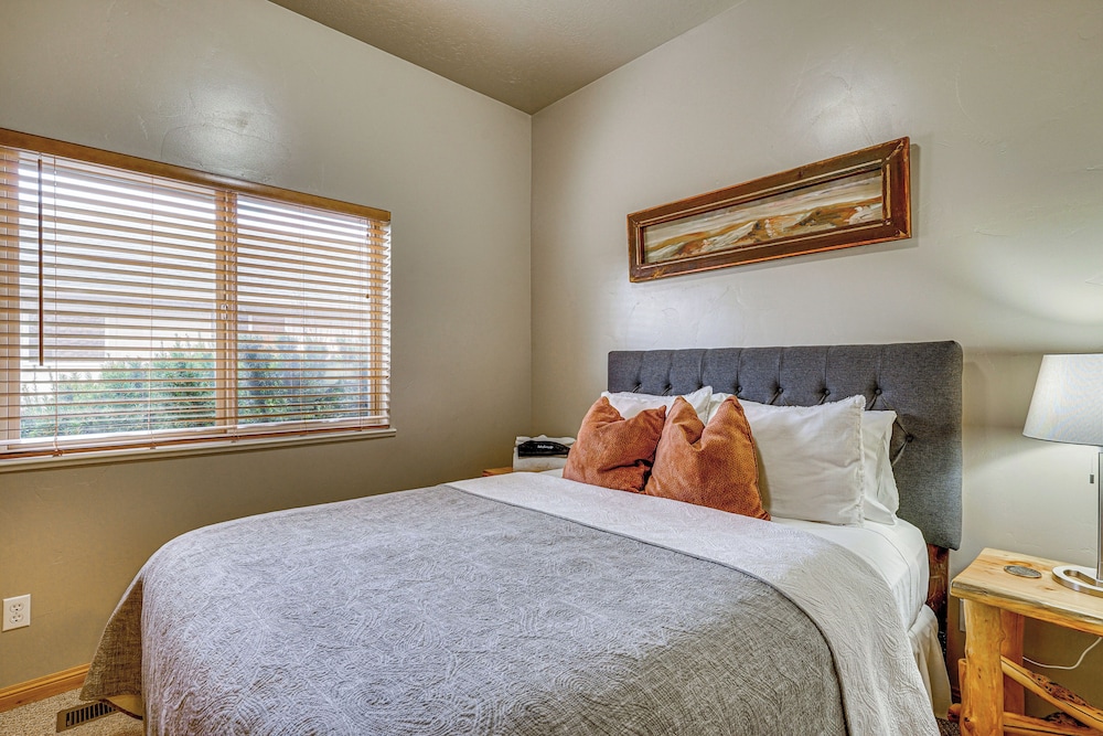 Hot Tub & Mtn-view Deck: Townhome in Eden