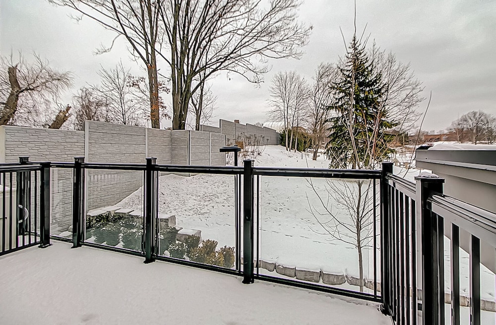 Modern 3BR Retreat Near Yorkdale Mall