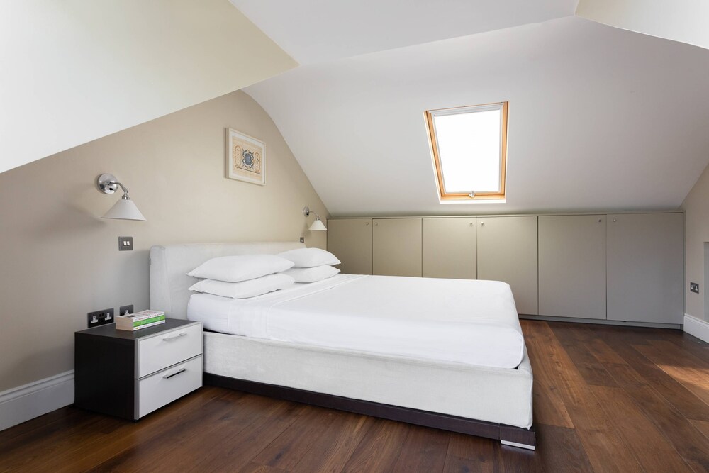Bassett Road XII by Onefinestay