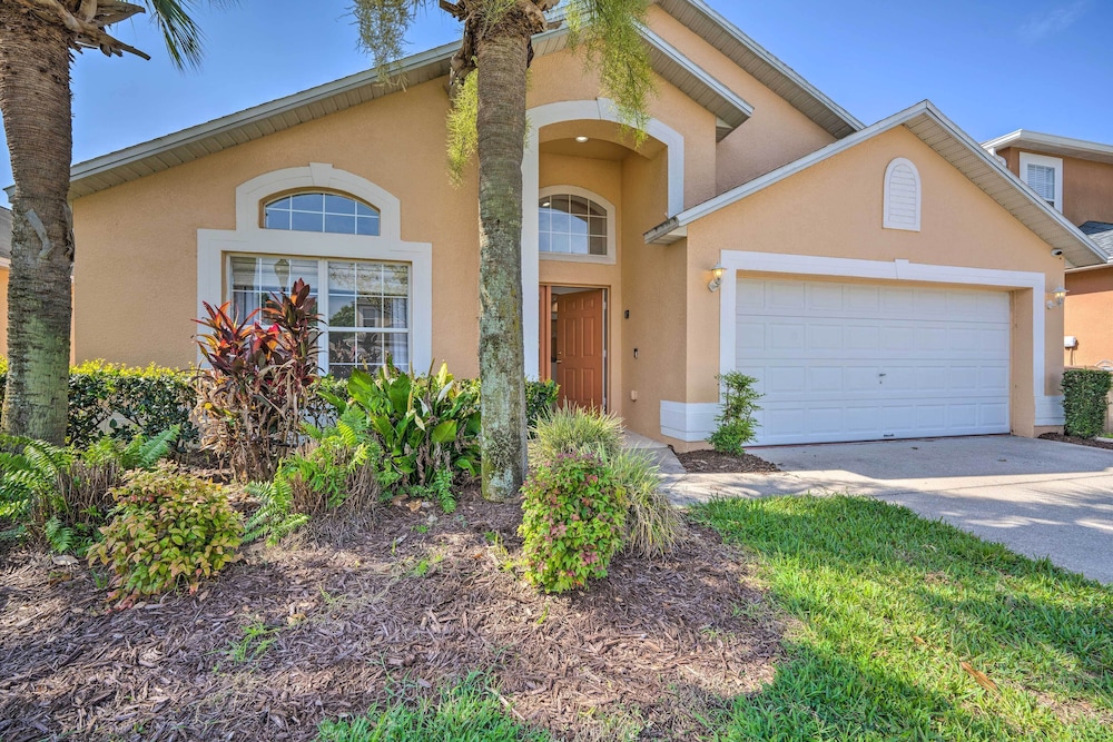 Pool + Lanai: Emerald Isle Resort Home!