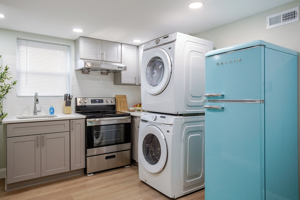 Stylish Minimalist Stay in City Center