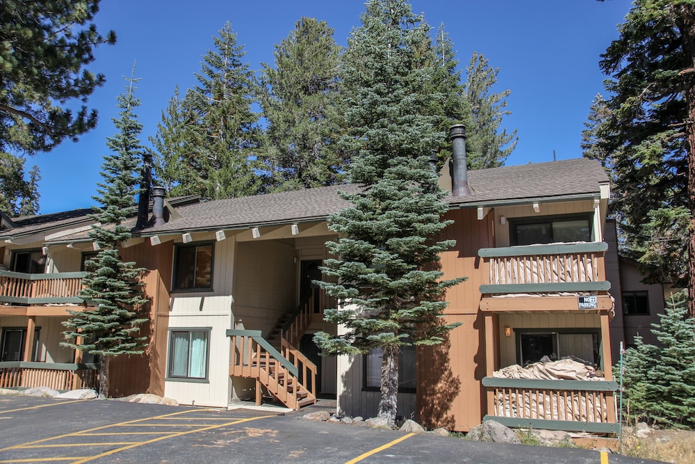 Discovery 4 104 Pet-Friendly Rustic Mountain Cabin, Close to Canyon Lodge by RedAwning