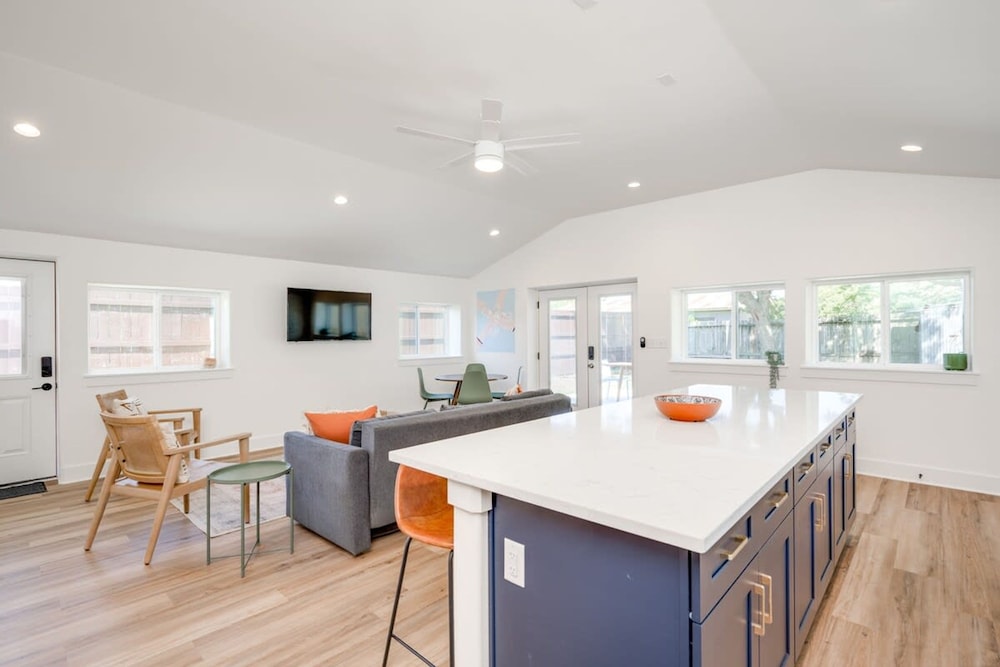 Modern 3 2 two Kings hot tub Fire pit 16min to Wine Trail Nearby Pickleball Courts Pools