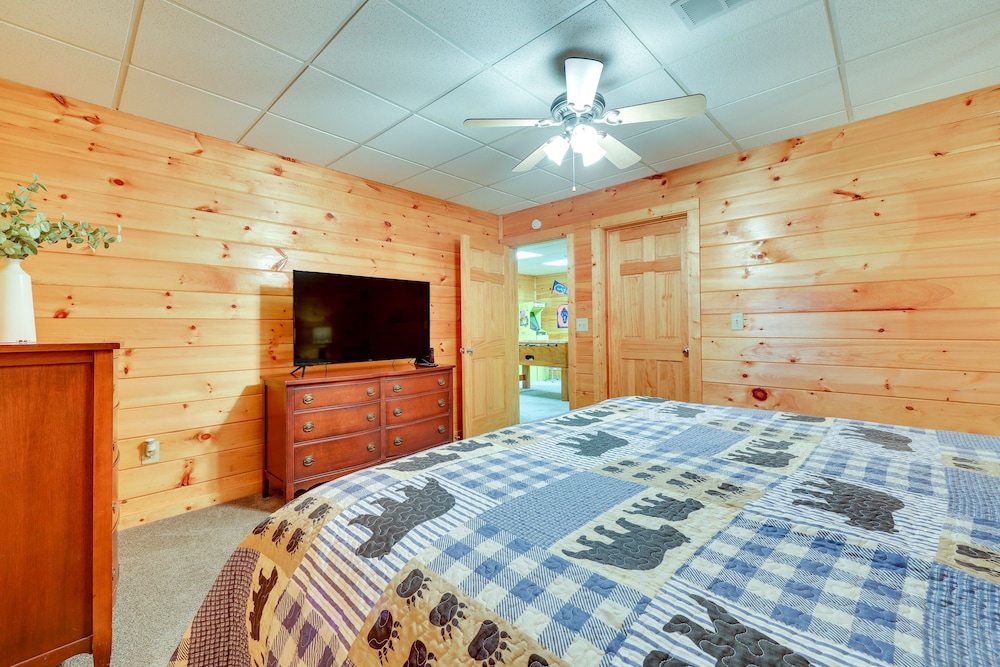 Hot Tub & Game Room: Blue Ridge Getaway