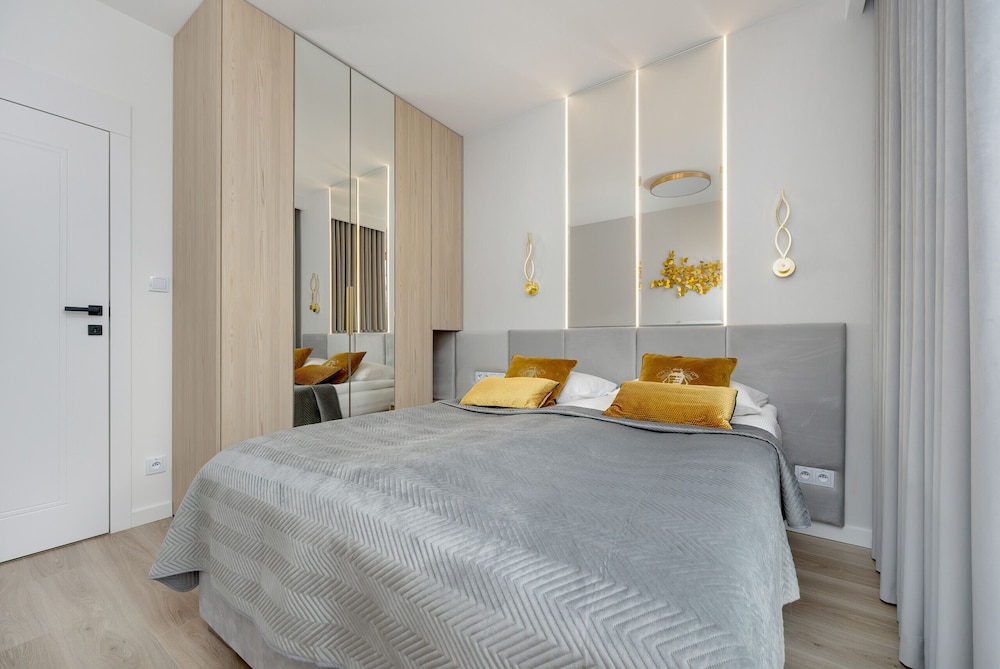 Mokotów Stylish Apartment by Renters view 2