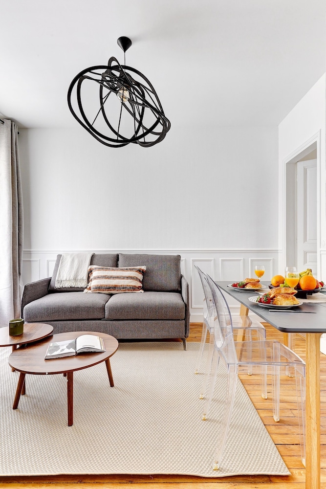 Chic 1BR by Eiffel Tower & Champ de Mars
