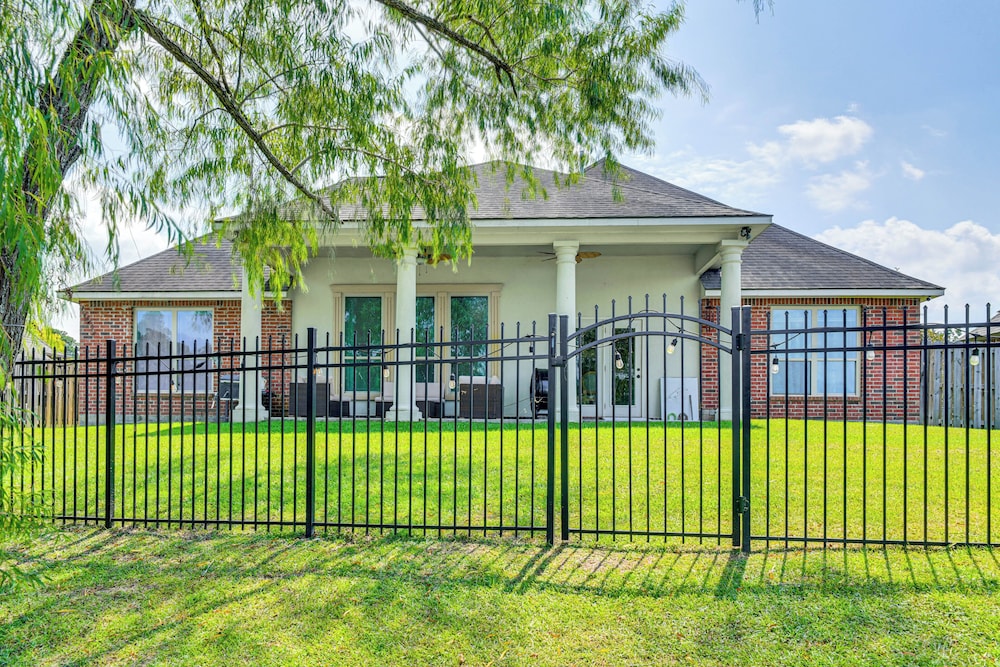 Fenced-in Yard & Pond Views: Home 18 Mi to Lsu!
