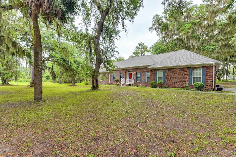 3 Mi to Historic Dtwn: Family Retreat in Beaufort!