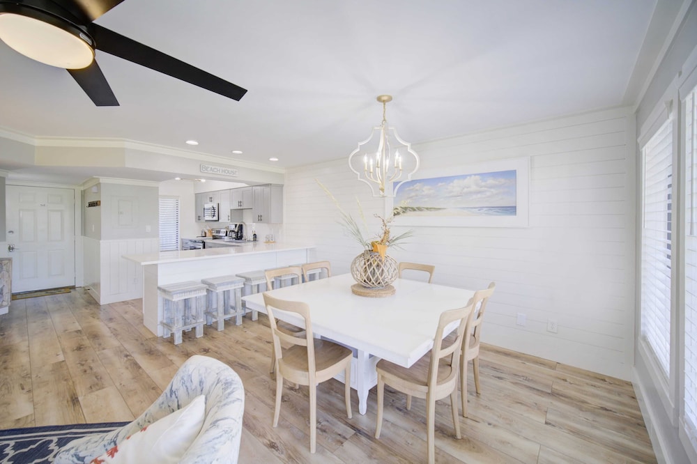 2 Condos, Steps to the Beach Pool+hot Tub, Balcony Lounge Triton & Sea Haven