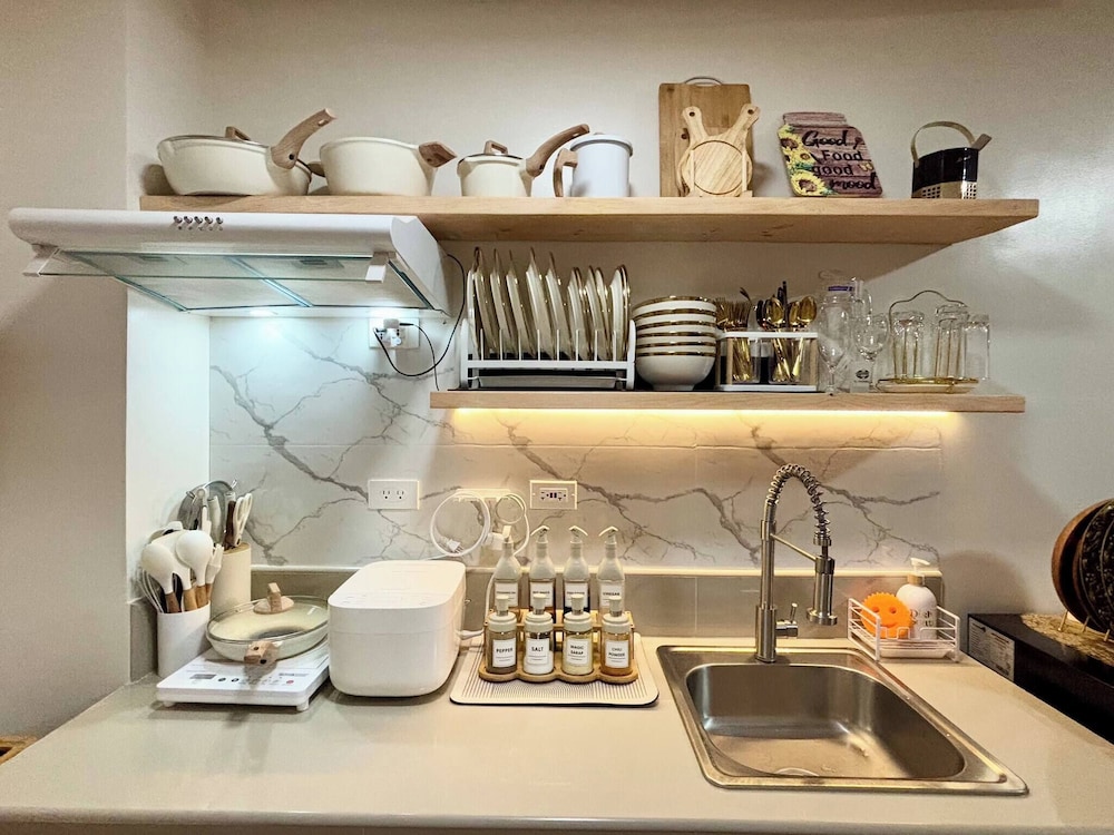 Aesthetic Cozy Stay With Ps4, Netflix & Coffee Nook - Elena Suites Staycation