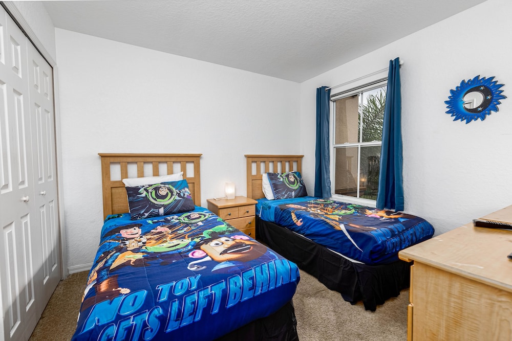 218rp 4 Bedroom Townhouse by RedAwning