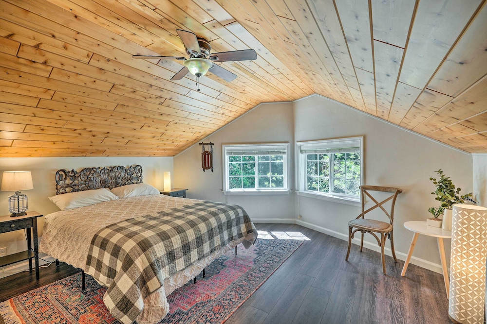 1 Mi to Jenkinson Lake: Apples Chalet w/ Deck view 4