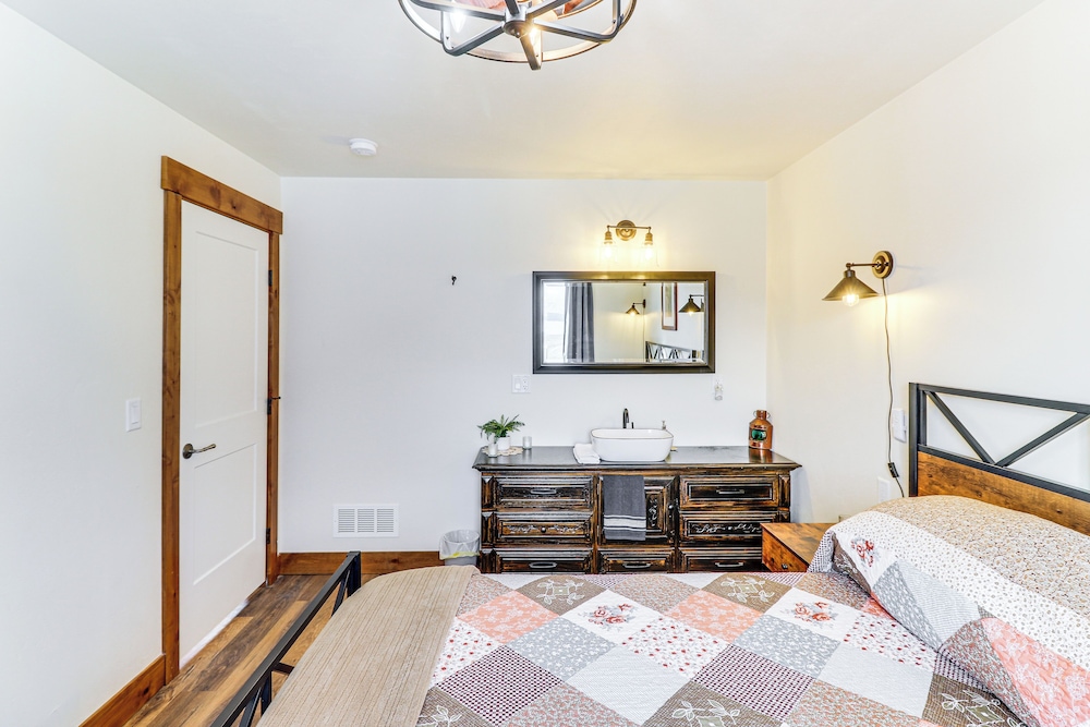 Starry Skies & Mtn Views: Family Retreat in Elmo