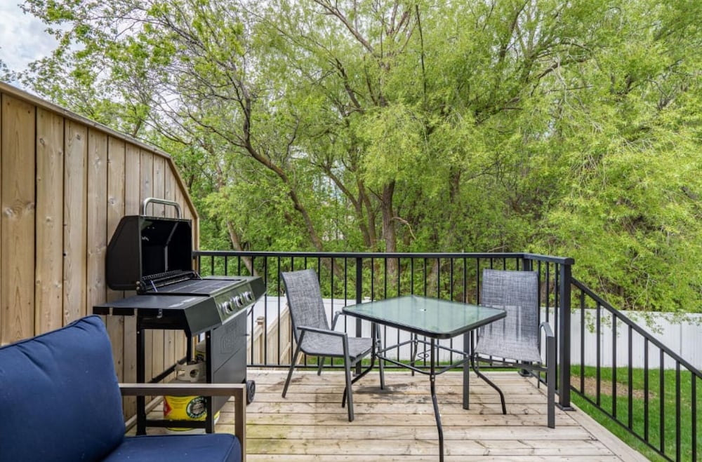The Oar No Service Fees Balcony BBQ 55 TV