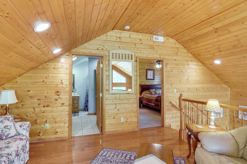 3 Mi to Marina: Cabin w/ Hot Tub in Byrdstown!