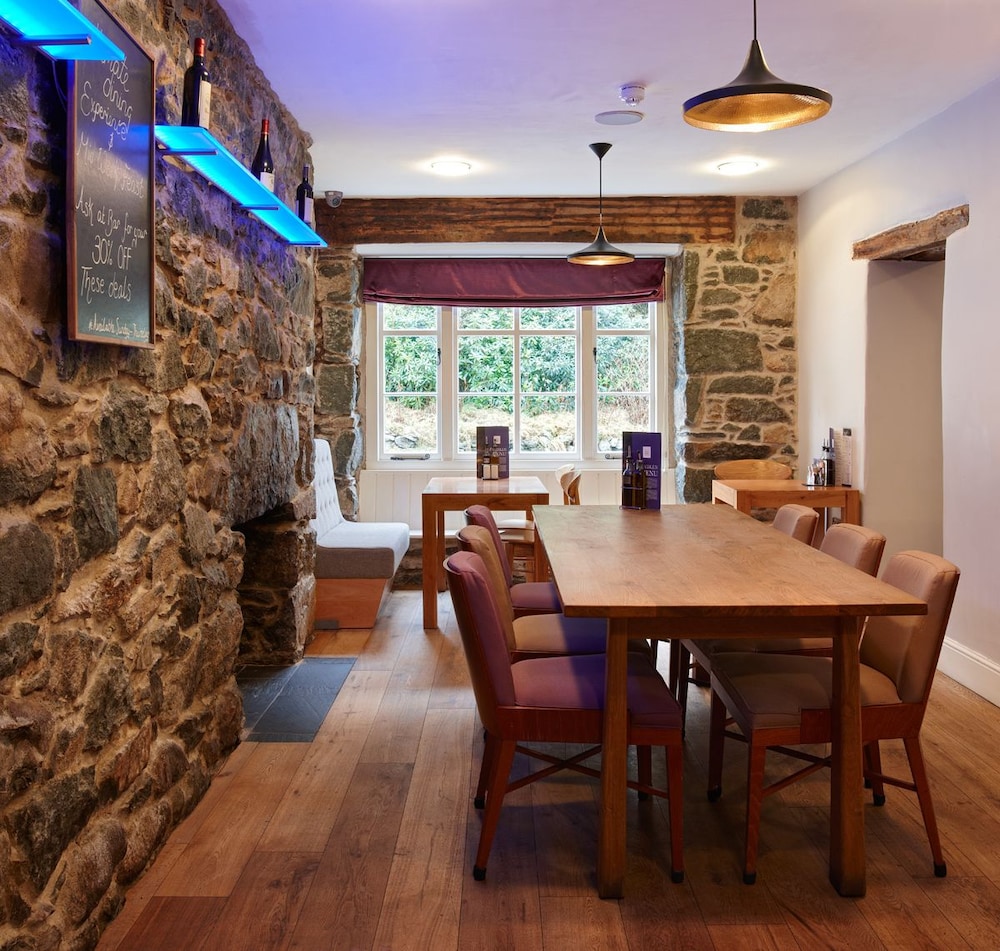 The Cross Foxes- Bar Grill and Rooms