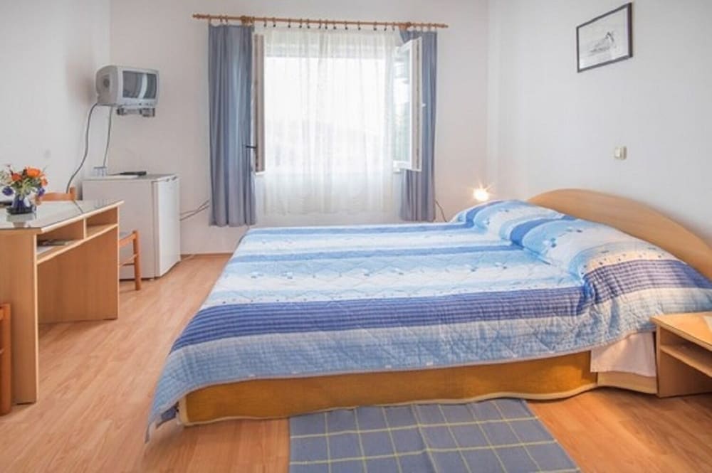 Apartment and Rooms Luka