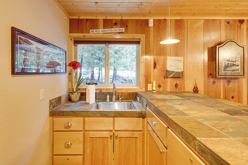 5 Mi to Dodge Ridge: Cabin in Strawberry