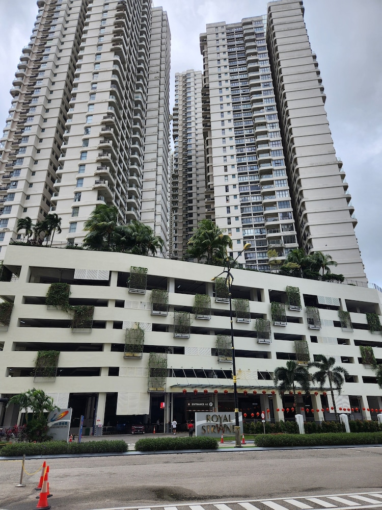 Country Garden Danga Bay by Widebed JB