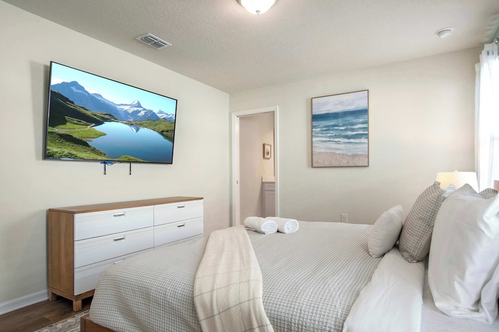 Bright & Spacious 7BR Pool Villa w/ Game Loft New Windsor Cay Resort Near Disney