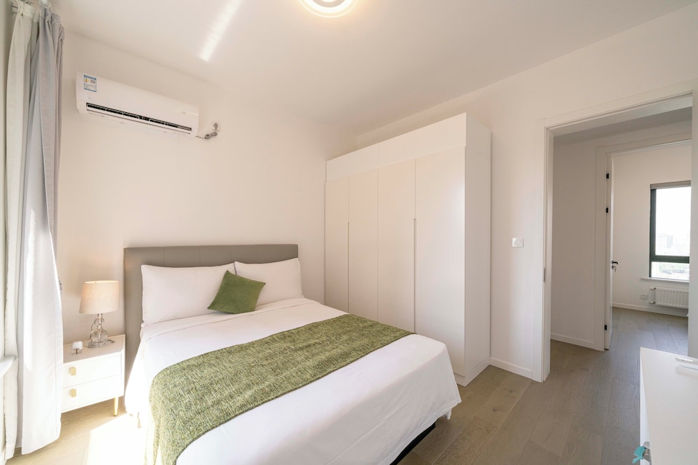 Tyms Elegant 4BR 2BA Apt in Xujiahui