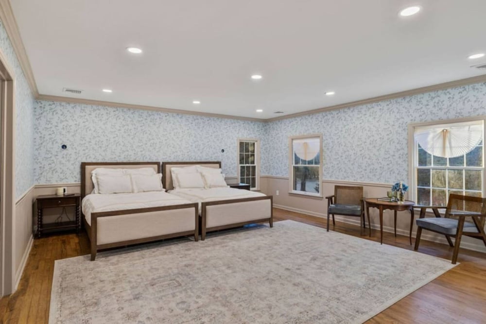 Peaceful Mini Mansion Sleeps 18