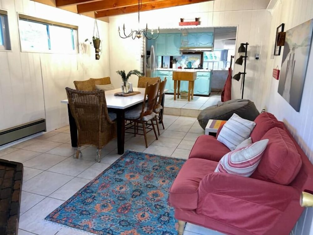 New Cozy Studio 2 Queen Beds, Kitchen Walk to Water
