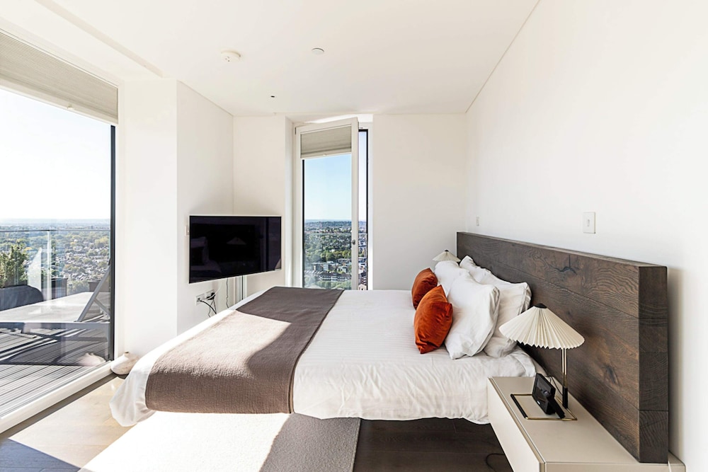 Luxurious 3-bed Sky-high Battersea Gem
