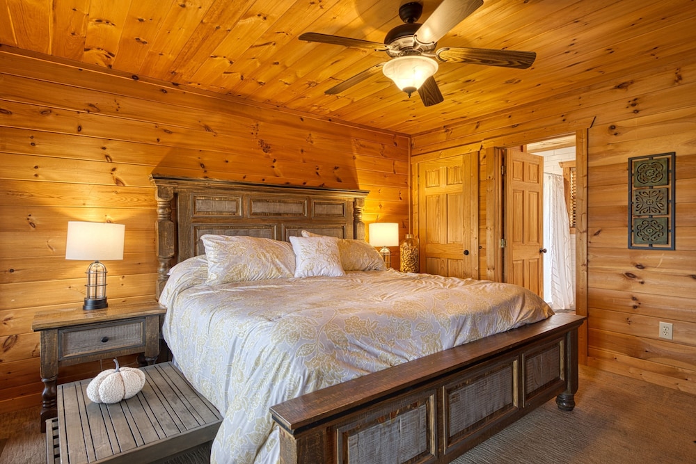 Cabin w Amazing Views Theater Firepit Hot Tub