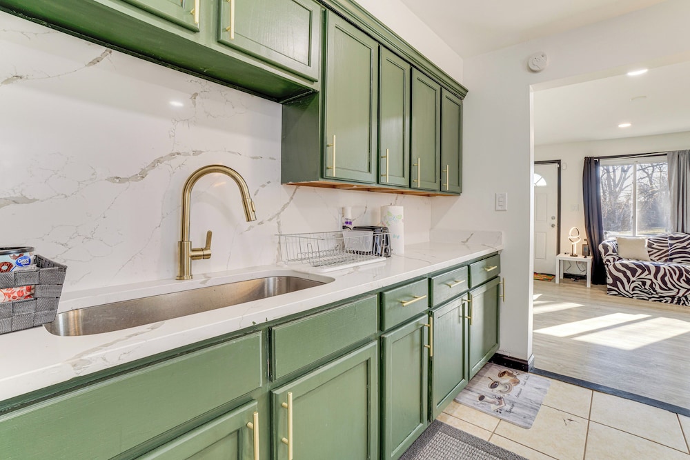 3 Mi to Hard Rock Casino: Charming Home in Gary!