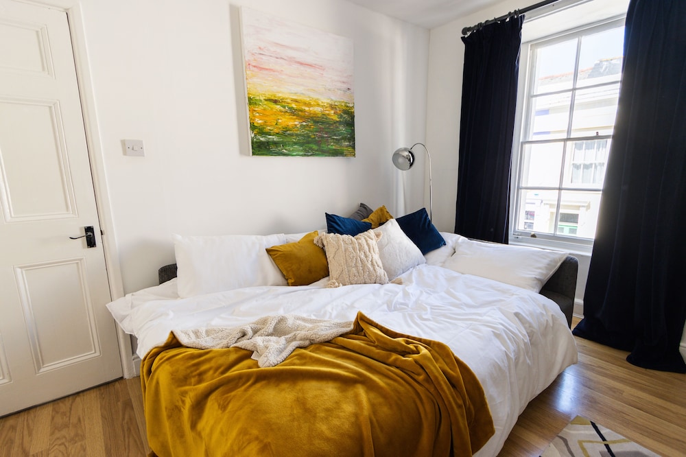 Spacious - Central 2 Bed Apartment view 3