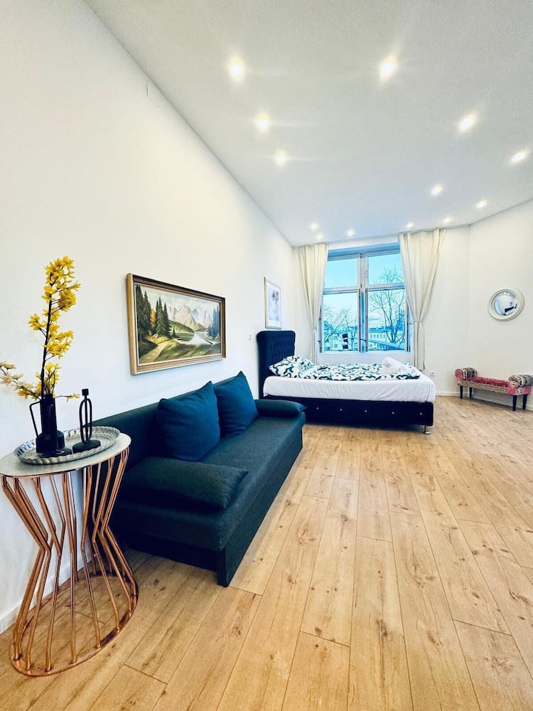 Spacious 3BR Near Kaufpark Alterlaa