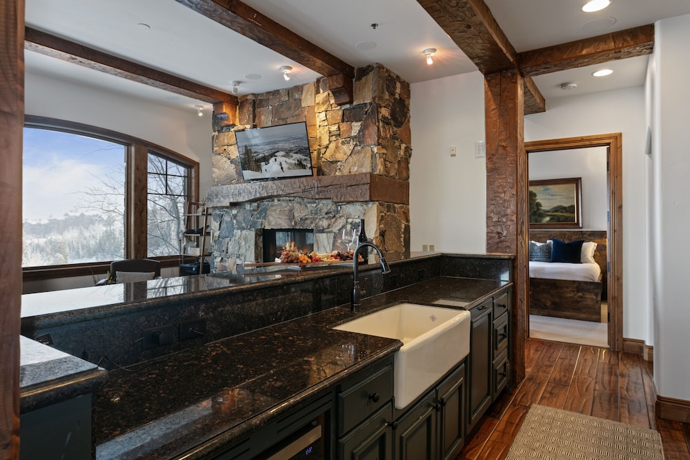 Grand Lodge - Three Bedroom #201 - Ski-in/ski-out 3 Condo