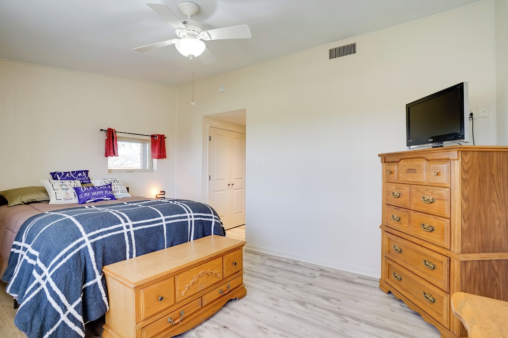 On-site River Access: Fishing Retreat in Granbury!