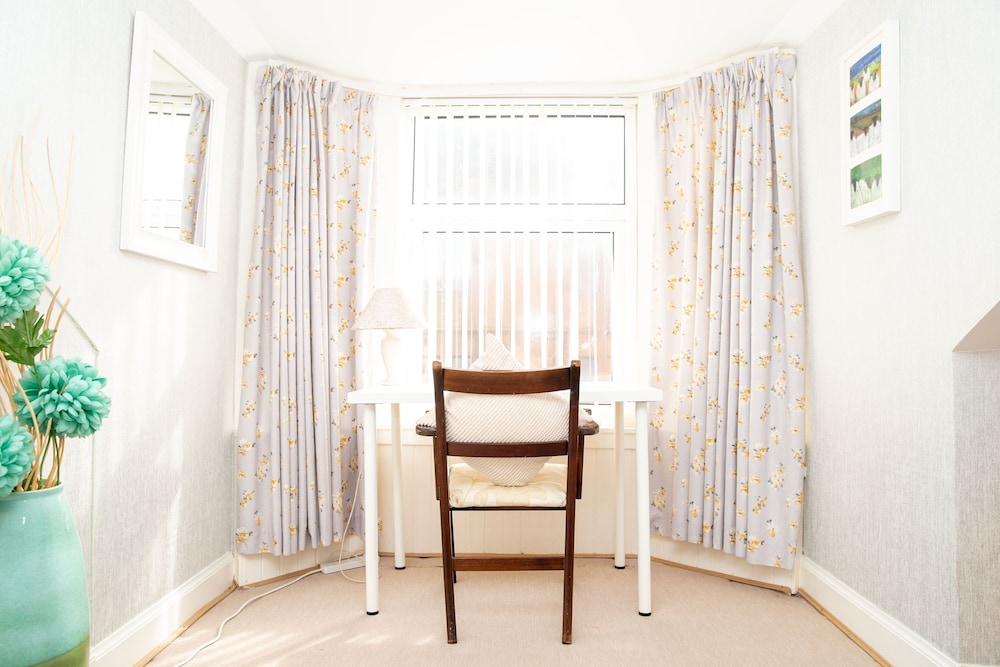 Sandgate 2-bed Apartment in Ayr Central Location view 3