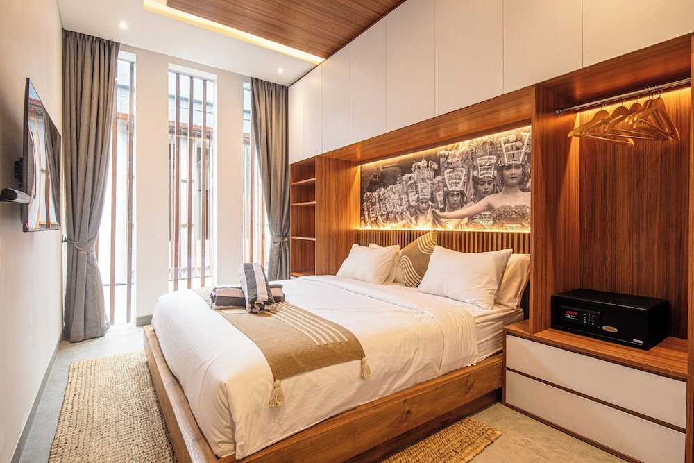 Enchanting 5BR Canggu Villa Moments to Sea