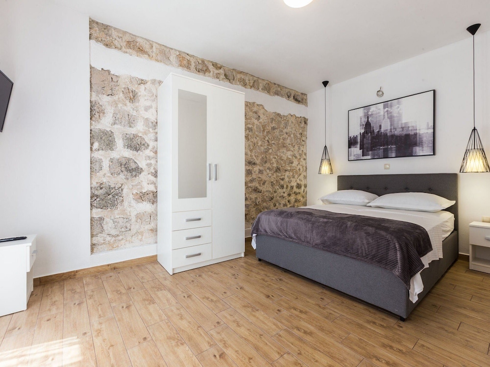 Charming Retreat With Lush Garden, BBQ & Sunlit Terrace Near Bibinje Beaches