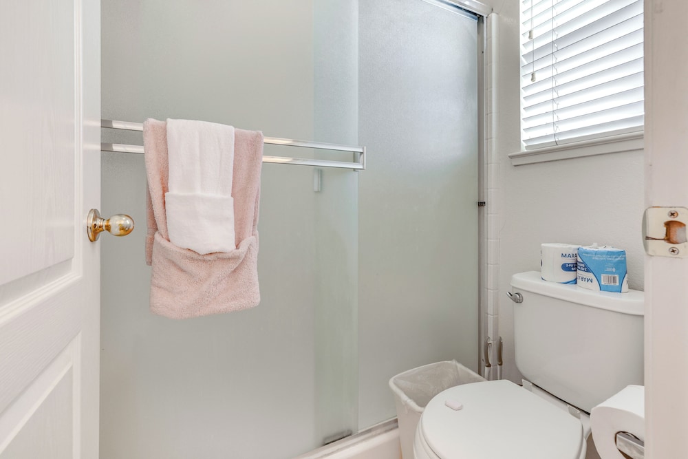 Spacious Turlock Home ~ 1 Mi to University!
