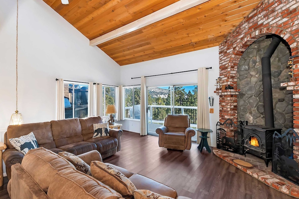 Mountain Palette by Avantstay Hot Tub, Game Room, Deck, Sweeping Views!
