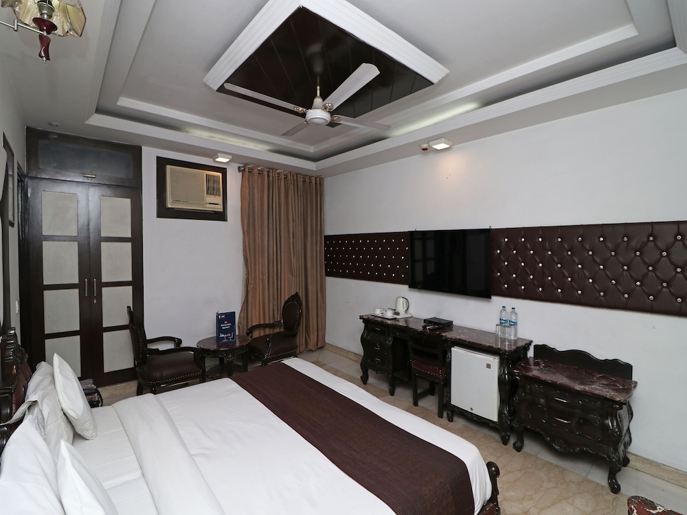 OYO 11201 Near Bhikaji Cama Place