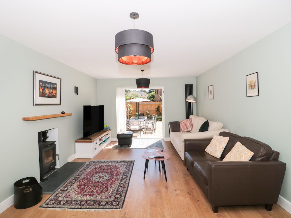 1 Charlotte Close
