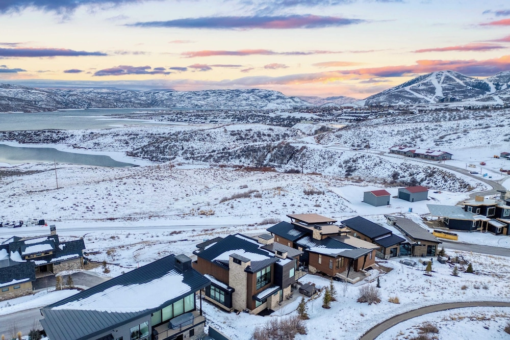 Mins to Deer Valley Lift Firepit, Game Room, Views, 5bdr Orion by Avantstay