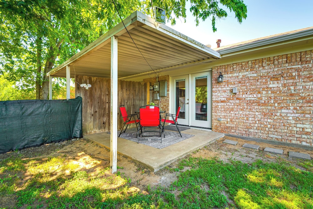 2 Mi to Texas A&m: Pet-friendly Duplex w/ Yard!