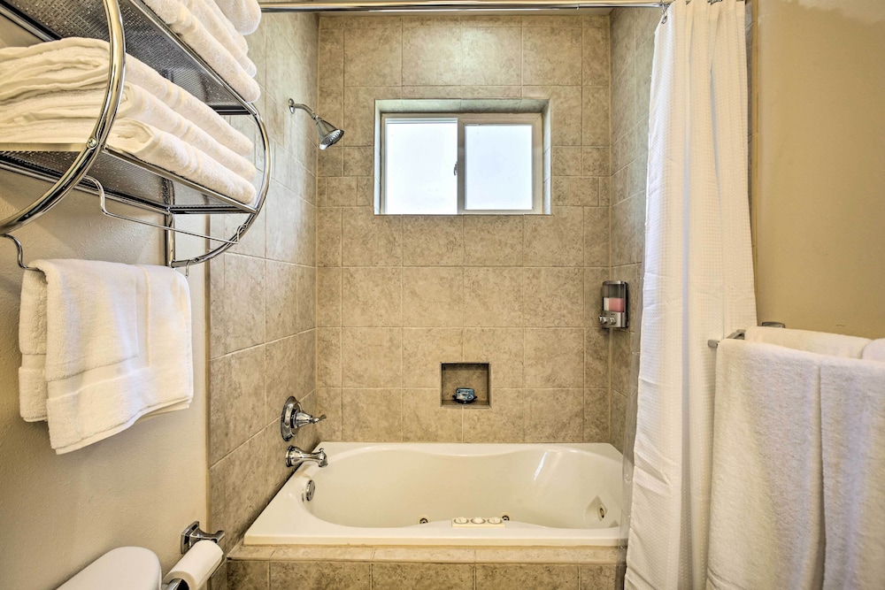 5 Mi to Bourbon Street: Nola Home w/ Fenced Yard!