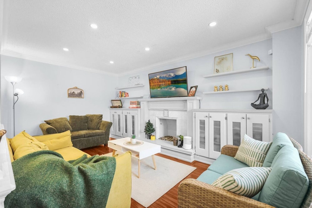 Stylish 3BR Whitby Home in Prime Location