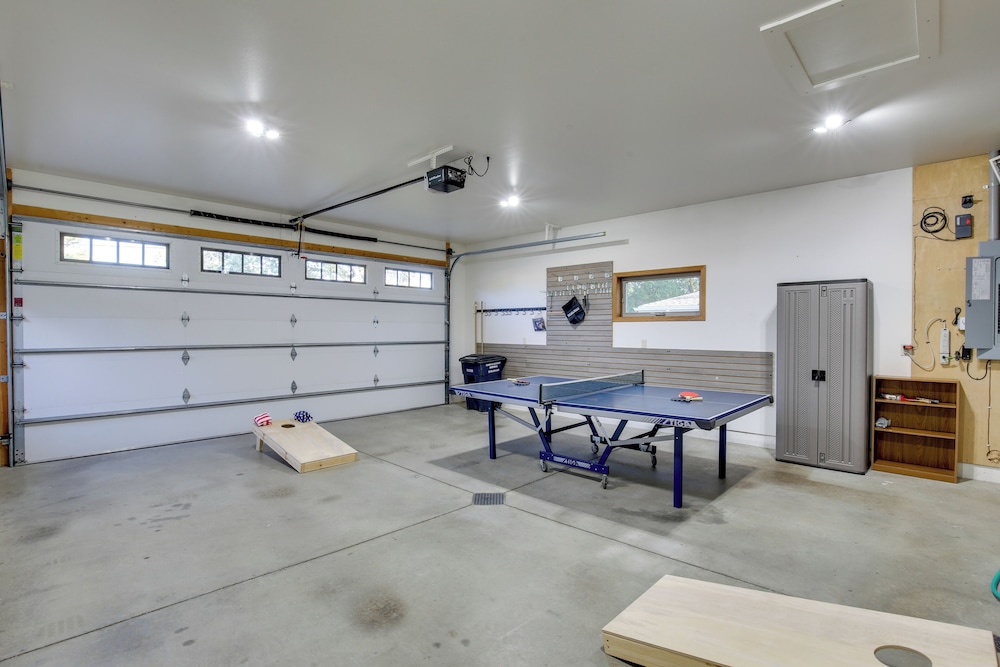 Game Room + Views: Family Retreat on Silver Lake