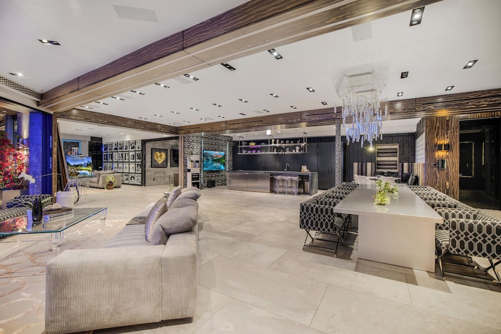 Villa Kaleida - Sleek Modern Sunset Villa With Eclectic Style & Infinity Pool