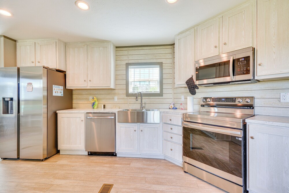 8 Mi to Main Street: Home w/ Yard in Bedford!